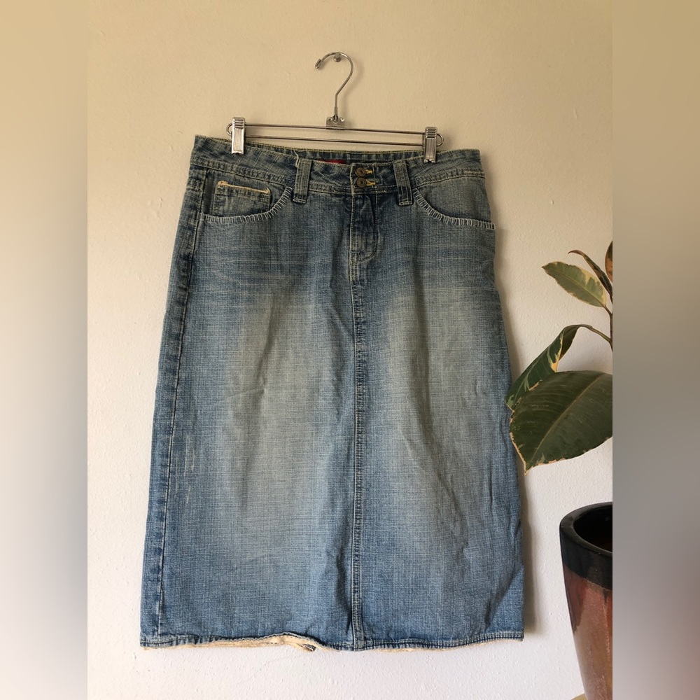 Knee-length denim pencil skirt with lace details